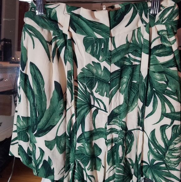 leaf pattern shorts - Picture 3 of 3